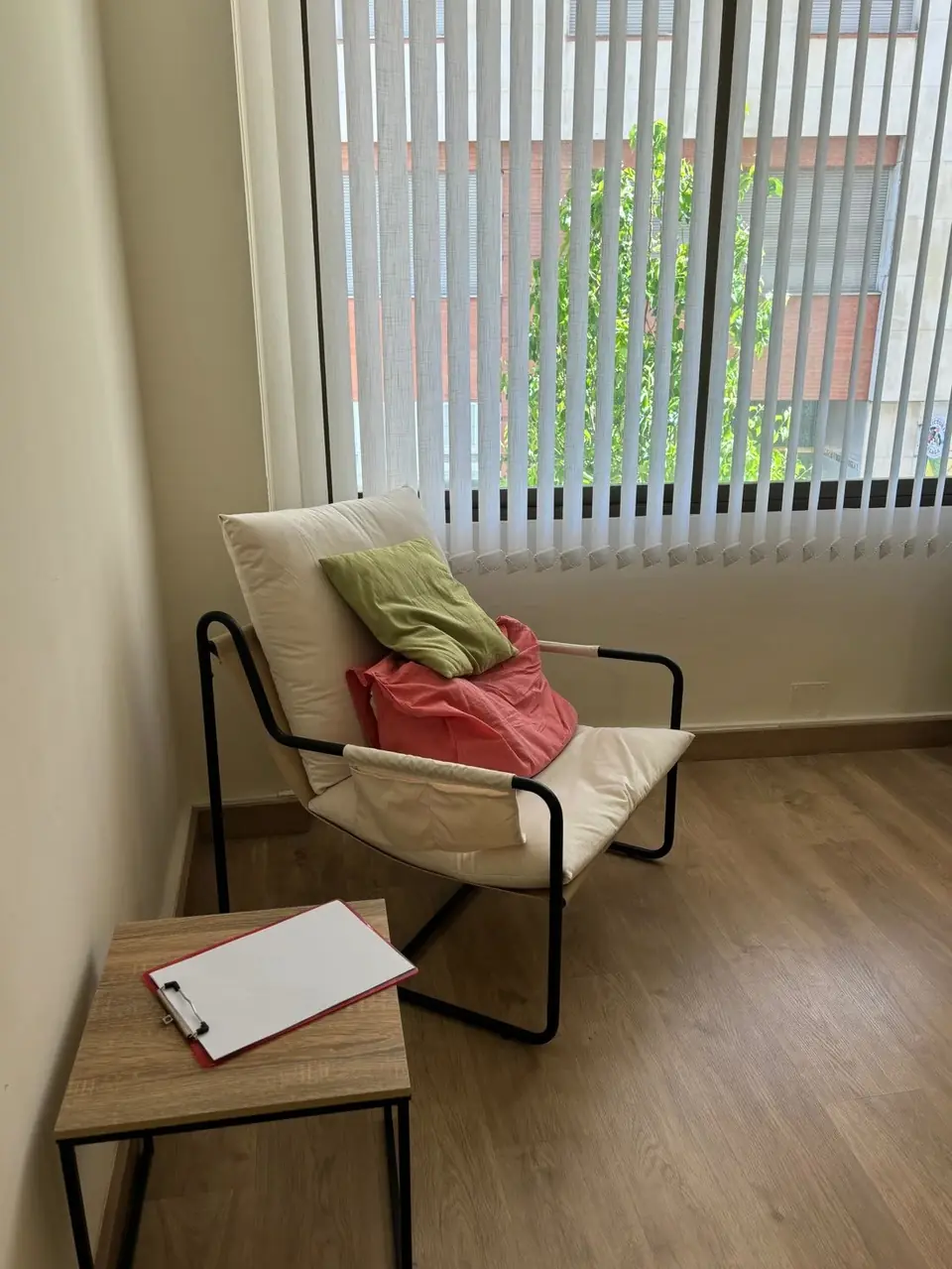 Butaca y ventana en la consulta de psicología de Sevilla