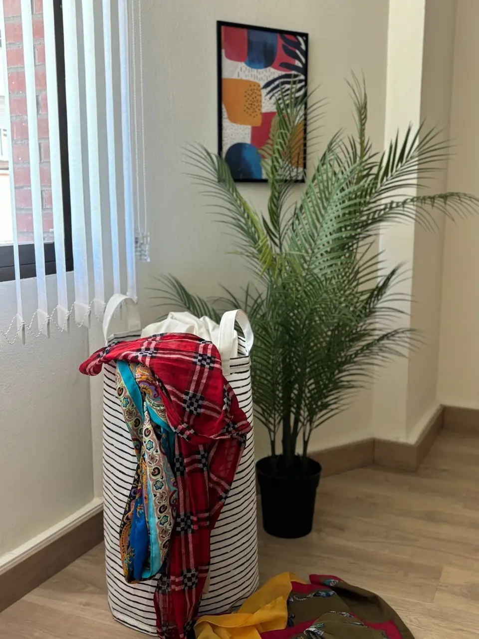 Rincón con planta y cuadro en la consulta de EMDR de Los Remedios, Sevilla