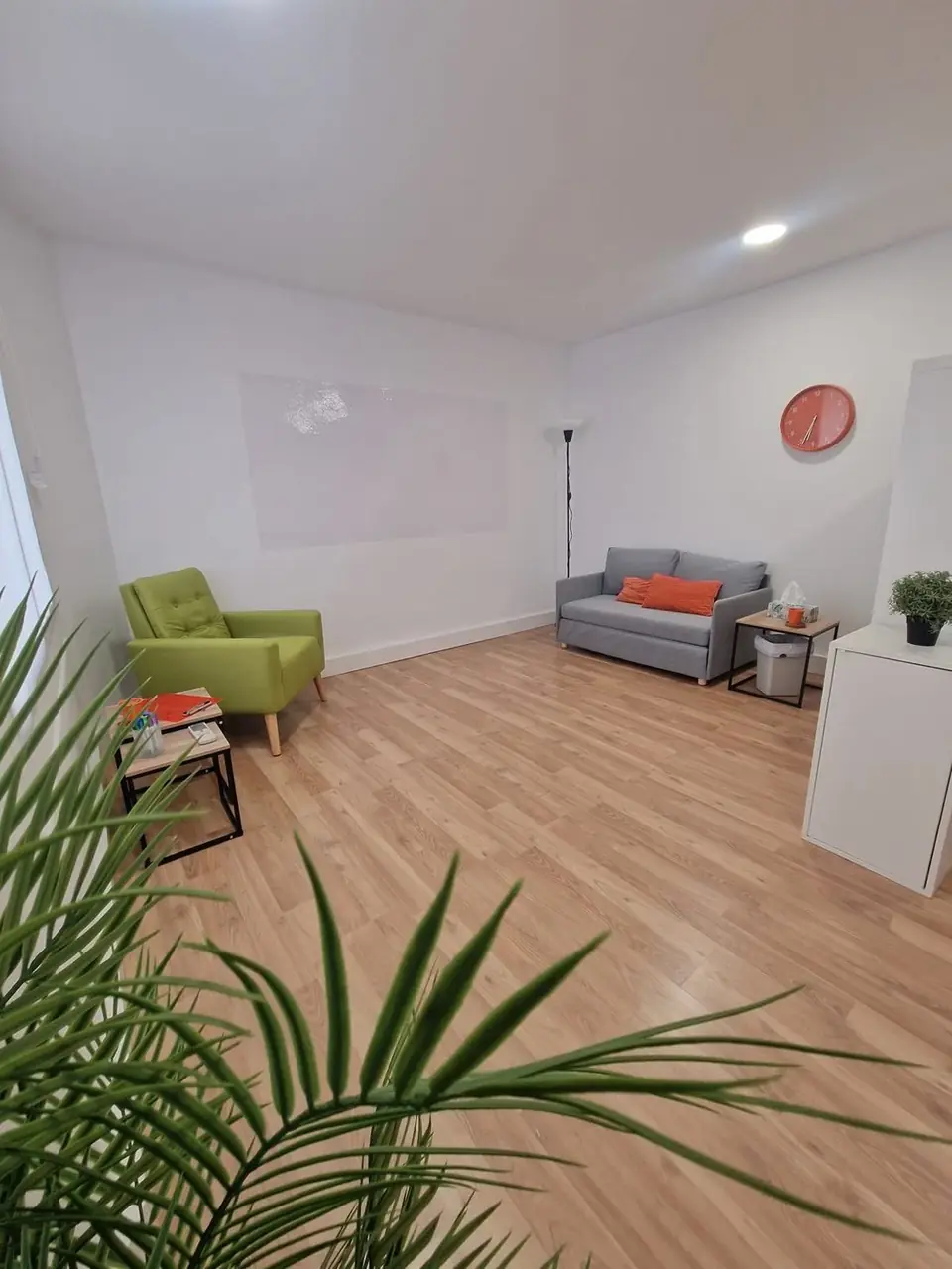 Sala de consulta con butaca verde