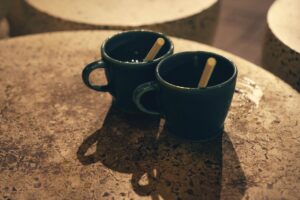 Dos tazas de café sobre una mesa, metáfora de una conversación clara sobre el precio de la terapia